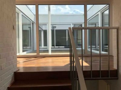 Elegantes Atrium Einfamilienhaus im Bauhausstil mit Privatsphäre und  5 Zimmern