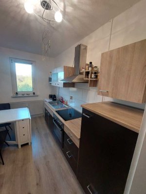 helle 2 Zimmer Wohnung mit EBK und Balkon, Wannenbad und Weitblick!