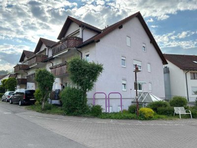 Sanierte Wohnung mit zwei Zimmern sowie Balkon und EBK in Fichtenberg