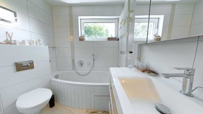 Teilsanierte Wohnung mit Barrierefreiheit und Stellplatz - bald bezugsfrei!