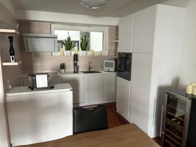 NEUBAUWOHNUNG  IN ABSOLUTER CITY-LAGE: EDLE  2 - ZKBB-ETW MIT EBK UND HOCHWERTIGER MÖBLIERUNG