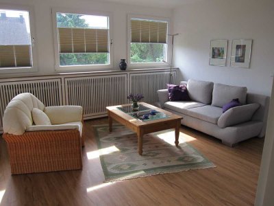 Geschmackvolle, vollmöblierte, schöne Wohnung, 2 Zimmer sowie Balkon und Einbauküche in Langenfeld