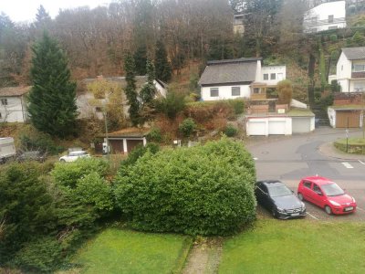 Geschmackvolle DG-Wohnung mit zwei Zimmern sowie Balkon und Einbauküche in Bad Dürkheim