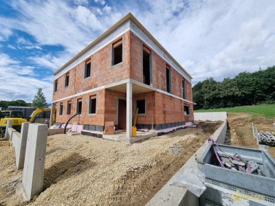 LETZTES HAUS VERFÜGBAR! IDEAL FÜR FAMILIEN! 5-ZIMMER-ZIEGELHAUS MIT UNVERBAUBAREN AUSBLICK. MIT KELLER, BALKON, TERRASSE, CARPORT UND GROSSEM GARTEN.