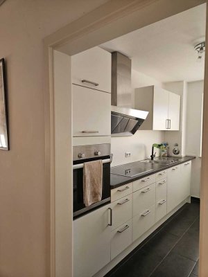 Vollständig renovierte 3-Raum-Wohnung mit Balkon und Einbauküche in Hannover