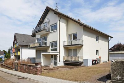 Sanierungsbedürftige 4 Zimmer-Wohnung mit drei Balkonen und viel Raum zur individuellen Gestaltung