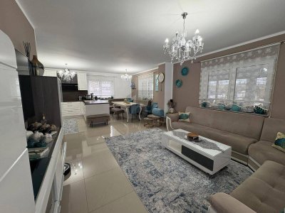 LUXURIÖSER WOHNHIT MIT AUßERGEWÖHNLICHEM PLATZANGEBOT