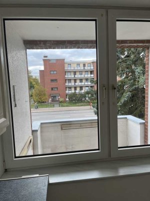 Freundliche 2-Raum-Wohnung mit EBK, Balkon und Garage in Hamburg