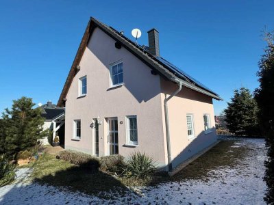 Modernes Einfamilienhaus in ruhiger Siedlung mit effizienter Wärmepumpe aus 2023