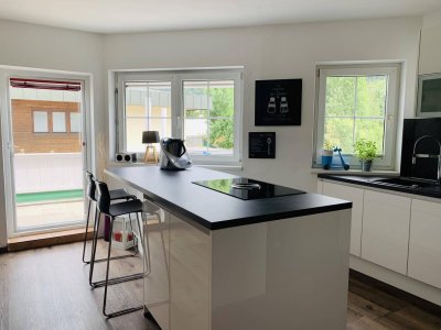 Sonnige 3-Zimmer-Wohnung mit großer Terrasse, Balkon und Tiefgarage inklusiv.