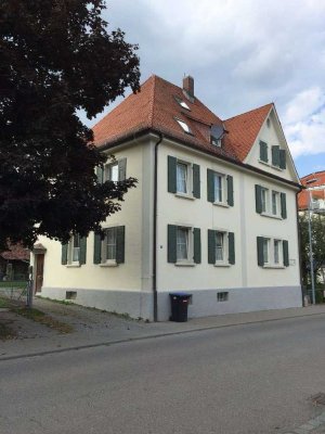 Helle Altbauwohnung mit Wohnküche und vier Zimmern im Zentrum von Altshausen