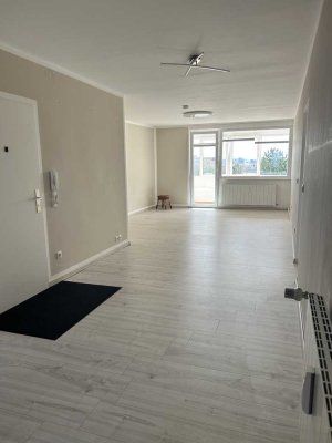 Helle und warme 3-Zimmer Wohnung im 5. OG mit Fahrstuhl und verglastem Balkon in Wolfsburg-Westhagen