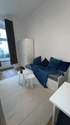 Urban Retreat: Möbliertes Altbau-Studio mit außergewöhnlicher Raumhöhe // Stylish Loft-Style Studio