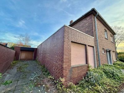 Freistehendes Zweifamilienhaus auf großem Eckgrundstück