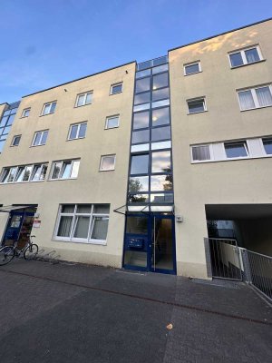 Gepflegte Wohnung mit zwei Zimmern sowie Balkon und Einbauküche in Köln