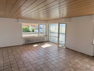 Sanierte Wohnung mit drei Zimmern sowie Balkon, Wintergarten und Einbauküche in Waiblingen