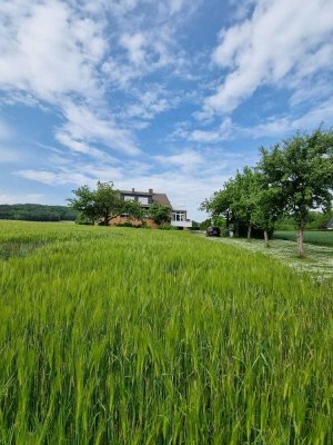 2 Zimmer im EG. mit Küche, Bad, teilmöbliert, Terrasse und Garten **** In Alleinlage  ****