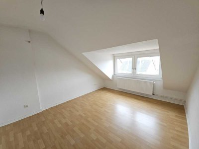 Lichtdurchflutete 2,5-Zimmer-Wohnung mit Einbauküche & Dachbodenabteil