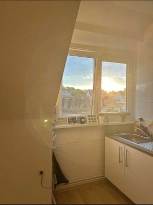 Zeitmietvertrag bis 30.04.2026 - Möblierte 2-Zimmer-DG-Wohnung mit EBK in Osnabrück-Schinkel