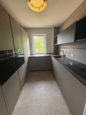 Neuwertige 5-Zimmerwohnung mit Balkon und Einbauküche sowie privatem Zugang zum Alsterlauf