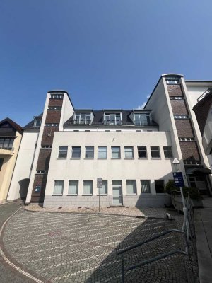 wundervolle 2 Raum Wohnung mit Einbauküche, riesiger Terrasse und Fahrstuhl und Stpl