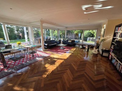 Exklusive Großwohnung über 2 Ebenen mit idyllischem eigenem Garten und Spa-Bereich in bester Lage!