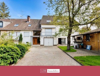 Hier beginnt Ihr neues Kapitel – Zweifamilienhaus mit grünem Garten und Sonne auf zwei Balkonen