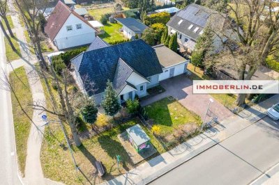 IMMOBERLIN.DE - Schmuckes Haus mit Südterrassen & Garagen in ländlicher Lage
