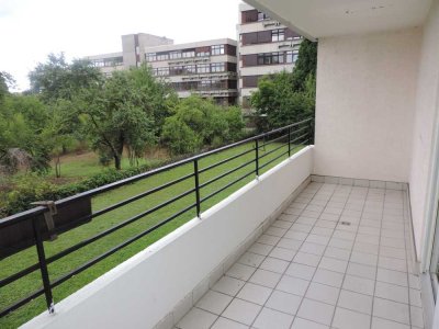 TOP LAGE! 1 Z. Wohnung mit großem Westbalkon incl. Gartenblick und Tiefgaragenplatz.