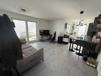 Preiswerte 2-Zimmer-Penthouse-Wohnung mit gehobener Innenausstattung mit EBK in Monheim am Rhein