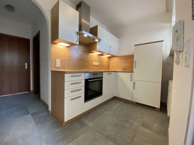 Sehr schöne 2,5 Zimmer Wohnung mit großer Loggia in bester, zentraler Lage
