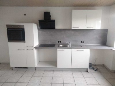 810 € - 110 m² - 3.5 Zi.
plus 30 Euro für die Küche