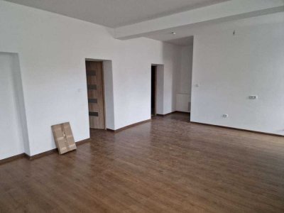 Erstbezug nach Sanierung: großzügige 3-Zimmer-Wohnung mit Stellplatz