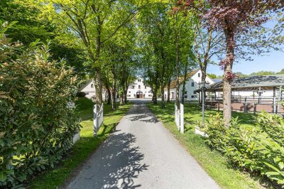 Gepflegte Reitanlage mit Reithalle und Wohnhaus
