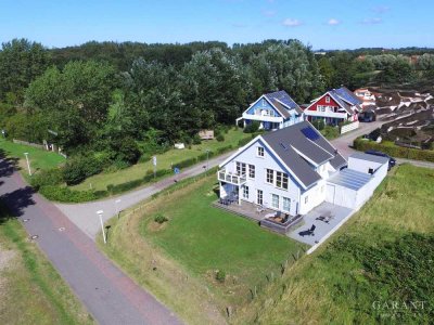Einfamilienhaus und zwei Ferienhäuser mit Wasserblick