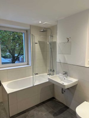 von Privat:  Hochwertig sanierte 4- Zi Wohnung mit Blick ins Grüne