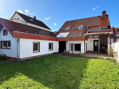 **RESERVIERT** Charmantes Einfamilienhaus mit vielseitig nutzbarem Nebengebäude