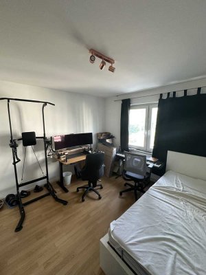 Helle Wohnung mit Einbauküche und Möbeln zur Übernahme