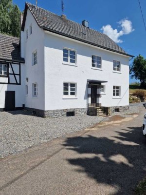 Schönes Bauernhaus im Grünen, trotzdem zentral  - viel Raum um Träume zu verwirklichen!!