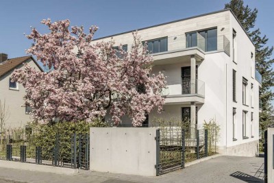 Kernsanierte Etage mit zwei großen Balkonen, Designerküche, Stellplatz, Keller, privaten Aufzug