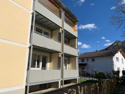 Geschmackvolle 1-Raum-Hochparterre-Wohnung mit Balkon und EBK in Bad Reichenhall
