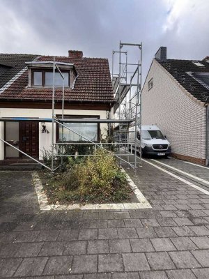 Doppelhaushälfte als Rohdiamant!! Großer Garten, viel Platz und jede Menge Potenzial !!