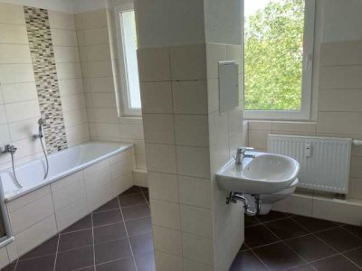 Hübsche Zweiraumwohnung mit tollem Vollbad mit Fenster