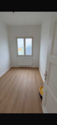 Hohe Decken und Holzdielenboden in vollmöblierter 2-Zimmer-Altbauwohnung(Strom, Gas, Internet inkl.)