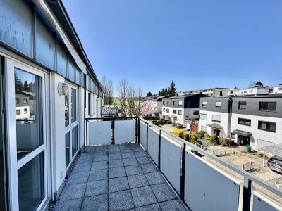 Gepflegte & helle DG-Wohnung mit EBK, großem Balkon und tollem Blick!