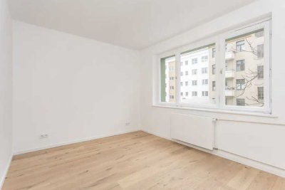 Erstbezug nach Renovierung: Moderne 4-Zimmer-Wohnung mit Balkon in Oberbilk
