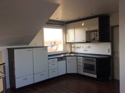 Vollständig renovierte 2-Zimmer-Dachgeschosswohnung mit Balkon und EBK in Oberhausen
