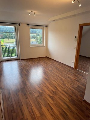 Moderne 4-Zimmer Dachwohnung mit Balkon und Parkplätzen