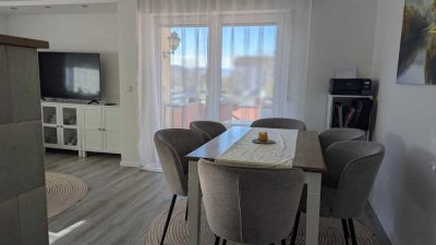 Gemütliche, helle 3-Zimmer-Wohnung mit Balkon, Einbauküche und Kachelofen