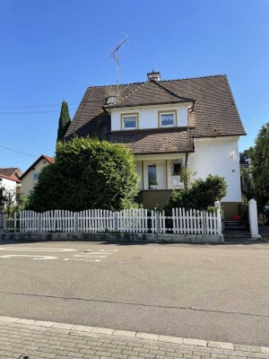 Freistehendes 2 Fam. Haus mit angrenzendem Baugrundstück & schönem Garten